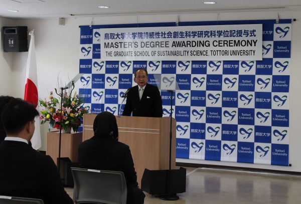 学位記授与式で修了生に対して告辞を述べる学長の写真
