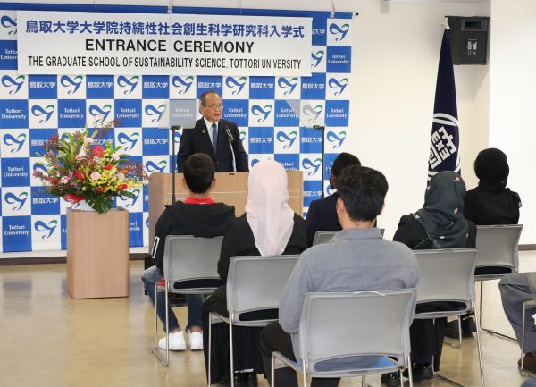 入学生に対して式辞を述べる学長の写真
