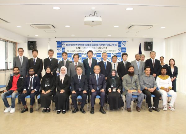学長、研究科長、専攻長、指導教員、入学生と記念撮影。