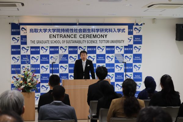 入学式であいさつをする研究科長